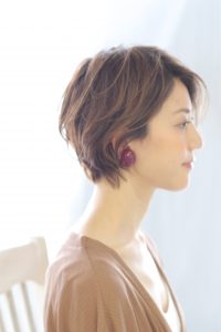ショートヘアは耳かけアレンジが大人っぽい♪