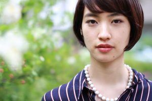 前下がりのショートボブですっきり耳かけを♪