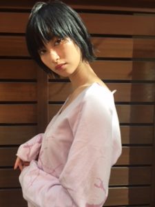 切りっぱなしボブ大人カジュアルにすると。。