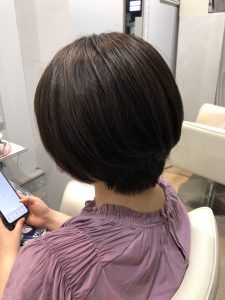 ショートボブ×オリーブカラー